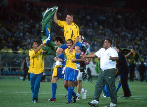 Brasilien gegen Deutschland 30. Juni 2002, Yokohama FIFA-Weltpokal Brasilien gegen Deutschland Ronaldo balanciert auf den Schultern von Vampeta, während Brasilien den Sieg feiert Foto von Mark Leech Yokohama Japan  Copyright: xMarkxLeechxOffside