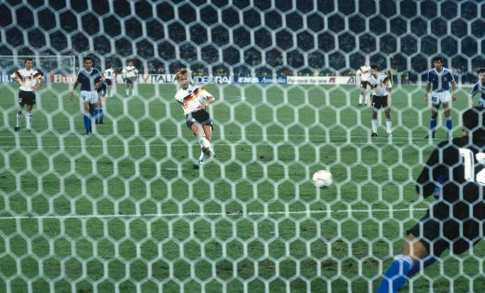 FIFA-Fußball-Weltmeisterschaftsfinale am 08. Juli 1990 in Rom FIFA-Fußball-Weltmeisterschaftsfinale Argentinien gegen Deutschland Andreas Brehme (Deutschland) erzielt vom Elfmeterpunkt den Siegtreffer Foto  Copyright: xMarkxLeechxOffside