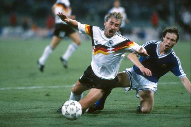 FIFA-Fußball-Weltmeisterschaftsfinale 08. Juli 1990 Rom FIFA-Fußball-Weltmeisterschaftsfinale Argentinien gegen Westdeutschland Rudi Völler (Deutschland) wird von Roberto Sensini (Argentinien) gefoult, was zum entscheidenden Elfmeter führt Foto von Mark Leech Rom Italien  Copyright: xMarkxLeechxOffside