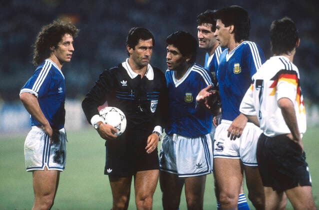 FIFA-Fußball-Weltmeisterschaftsfinale am 08. Juli 1990 in Rom FIFA-Fußball-Weltmeisterschaftsfinale Argentinien gegen Deutschland Schiedsrichter CODESAL MENDEZ Edgardo steht vor argentinischen Spielern, darunter Kapitän Diego Maradona und Pedro Troglio links Foto von Mark Leech Rom Italien  Copyright: xMarkxLeechxOffside