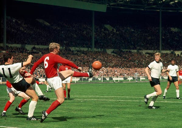 Endspiel der Fußballweltmeisterschaft 1966 30. Juli 1966 Endspiel der FIFA-Weltmeisterschaft England gegen Westdeutschland Bobby Moore streckt seinen Fuß aus, um den Ball zu klären Foto Gerry Cranham Abseits London UK  Copyright: xGerryxCranhamxOffside