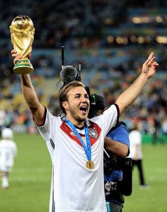 Fußball Finale der FIFA Fussball-Weltmeisterschaft 2014 Deutschland gegen Argentinien 13. Juli 2014 Finale der FIFA Fussball-Weltmeisterschaft Deutschland gegen Argentinien Mario Götze aus Deutschland feiert mit dem Weltpokal Foto Marc Atkins Abseits Rio de Janeiro Brasilien  Copyright: xMarcxAtkinsxOffside