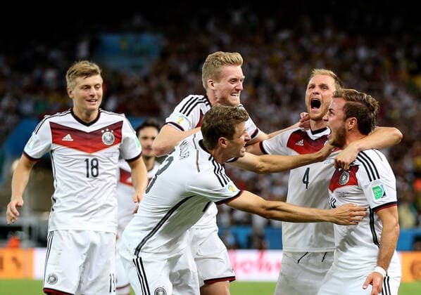 Fußball Finale der FIFA Fussball-Weltmeisterschaft 2014 Deutschland gegen Argentinien 13. Juli 2014 Finale der FIFA Fussball-Weltmeisterschaft Deutschland gegen Argentinien Mario Götze (R) feiert den Siegtreffer mit seinen Teamkollegen Foto Marc Atkins Abseits Rio de Janeiro Brasilien  Copyright: xMarcxAtkinsxOffside