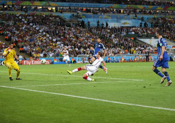 Fußball Endspiel der FIFA Fussball-Weltmeisterschaft 2014 Deutschland gegen Argentinien 13. Juli 2014 Endspiel der FIFA Fussball-Weltmeisterschaft Deutschland gegen Argentinien Mario Götze (Deutschland) erzielt den Siegtreffer, während Ezequiel Garay (L) und Martin Demichelis (Argentinien, R) zusehen Foto Marc Atkins Abseits Rio de Janeiro Brasilien  Copyright: xMarcxAtkinsxOffside