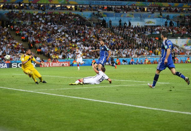 Fußball Endspiel der FIFA Fussball-Weltmeisterschaft 2014 Deutschland gegen Argentinien 13. Juli 2014 Endspiel der FIFA Fussball-Weltmeisterschaft Deutschland gegen Argentinien Mario Götze (Deutschland) erzielt den Siegtreffer, während Ezequiel Garay (L) und Martin Demichelis (Argentinien, R) zusehen Foto Marc Atkins Abseits Rio de Janeiro Brasilien  Copyright: xMarcxAtkinsxOffside