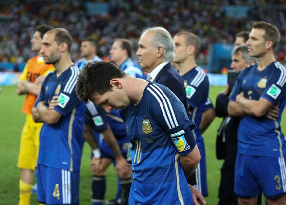 Fußball Finale der FIFA Fussball-Weltmeisterschaft 2014 Deutschland gegen Argentinien 13. Juli 2014 Finale der FIFA Fussball-Weltmeisterschaft Deutschland gegen Argentinien Ein niedergeschlagener Lionel Messi aus Argentinien Foto Marc Atkins Abseits Rio de Janeiro Brasilien  Copyright: xMarcxAtkinsxOffside