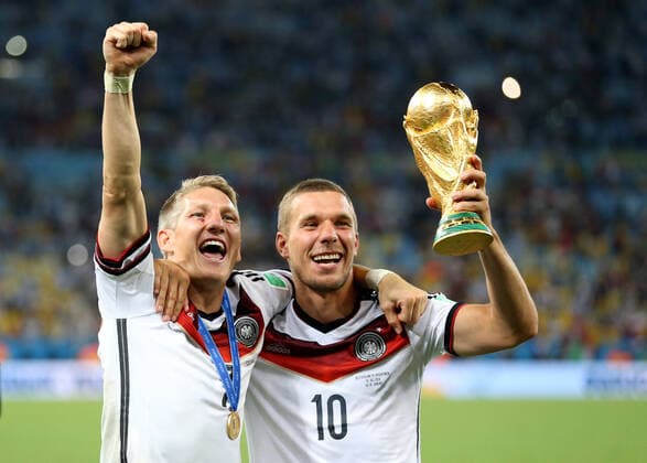 Fußball Finale der FIFA Fussball-Weltmeisterschaft 2014 Deutschland gegen Argentinien 13. Juli 2014 Finale der FIFA Fussball-Weltmeisterschaft Deutschland gegen Argentinien Bastian Schweinsteiger und Lukas Podolski von Deutschland feiern mit dem Weltpokal Foto Marc Atkins Abseits Rio de Janeiro Brasilien  Copyright: xMarcxAtkinsxOffside