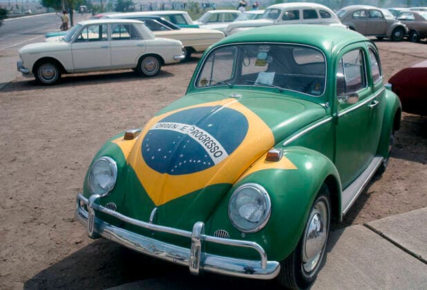 Fußball-Weltmeisterschaft 1970 31 5 Fußball-Weltmeisterschaft 1970 Ein in den Farben der brasilianischen Flagge lackierter VW-Käfer Foto Gerry Cranham Abseits Mexiko  Copyright: xGerryxCranhamxOffside al