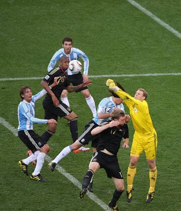 Argentinien gegen Deutschland 03 07 2010 Weltmeisterschaft Argentinien gegen Deutschland Der deutsche Torwart Manuel Neuer wehrt den Ball ab Foto Mark Leech Kapstadt Westkap Südafrika  Copyright: xMarkxLeechxOffside al