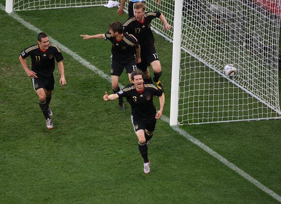 Argentinien gegen Deutschland 03 07 2010 Weltmeisterschaft Argentinien gegen Deutschland Arne FRiedrich 3 jubelt nach dem 3. deutschen Tor Foto Mark Leech Kapstadt Westkap Südafrika  Copyright: xMarkxLeechxOffside al