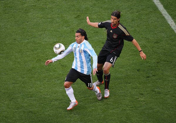 Argentinien gegen Deutschland 03 07 2010 Weltmeisterschaft Argentinien gegen Deutschland Carlos Tevez wird von Sami Khedira genau beobachtet Foto Mark Leech Kapstadt Westkap Südafrika  Copyright: xMarkxLeechxOffside al