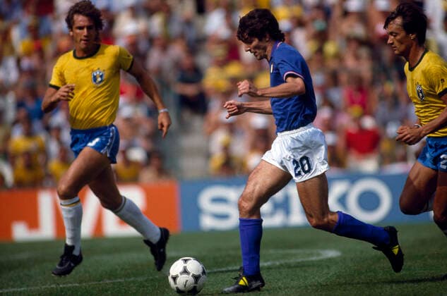 FIFA Fußball-Weltmeisterschaft 1982 5 7 Fußball-Weltmeisterschaft 1982 Brasilien gegen Italien Paolo Rossi Foto Mark Leech Abseits Barcelona Spanien  Copyright: xMarkxLeechxOffside al