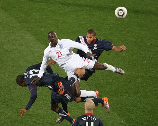 England gegen USA 12 06 2010 Fußball-Weltmeisterschaft England gegen Vereinigte Staaten von Amerika Emile Heskey springt nach dem hohen Ball gegen Oguchi Onyewu Foto Mark Leech Rustenburg Südafrika  Copyright: xMarkxLeechxOffside al