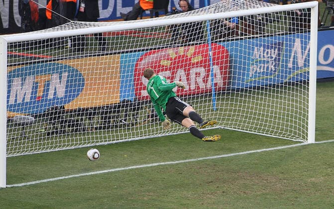 Fifa World Cup 2010 27.06.2010 Weltmeisterschaft Deutschland gegen England Manuel Neuer taucht ab, um einen Schuss von Frank Lampard von der Latte hinter die Torlinie abprallen zu lassen, doch das Tor wurde nicht gegeben Foto Mark Leech Bloemfontein Free State South Africa  Copyright: xMarkxLeechxOffside al