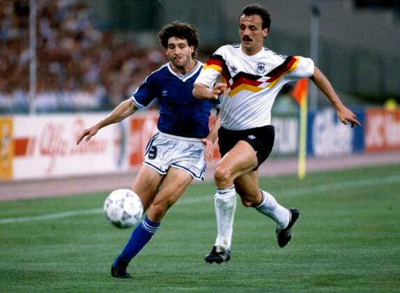 Fußball-Weltmeisterschaft 1990 8 7 1990 Fußball-Weltmeisterschaft 1990 Westdeutschland gegen Argentinien Gustavo Dezotti und Jürgen Kohler Foto Mark Leech Abseits Rom Italien  Copyright: xMarkxLeechxOffside al
