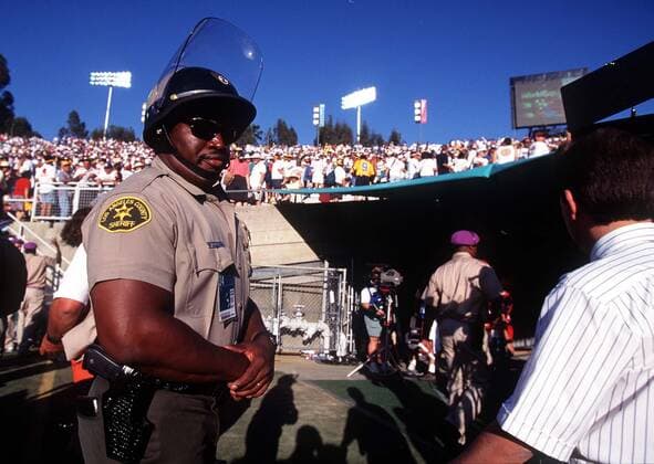 Fifa World Cup 1994 18 6 1994 Los Angeles World Cup Rumänien gegen Kolumbien LA County Sheriff schützt den Spielertunnel Foto Mark Leech Abseits Los Angeles USA  Copyright: xMarkxLeechxOffside al