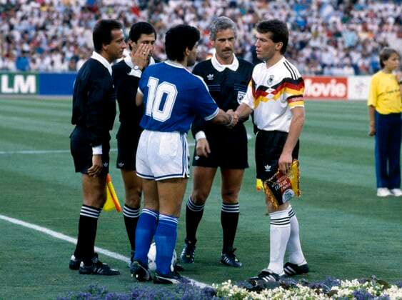 Fußball-Weltmeisterschaft 1990 8 7 1990 Fußball-Weltmeisterschaft 1990 Westdeutschland gegen Argentinien Die Kapitäne Diego Maradona und Lothar Matthäus geben sich die Hand Foto Mark Leech Abseits Rom Italien  Copyright: xMarkxLeechxOffside al