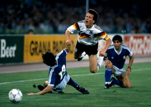 Finale der Fußballweltmeisterschaft 1990 8 7 1990 Fußballweltmeisterschaft 1990 Westdeutschland gegen Argentinien Lothar Matthäus wird von Nestor Lorenzo angegriffen, beobachtet von Maradona Foto Mark Leech Abseits Rom Italien  Copyright: xMarkxLeechxOffside al