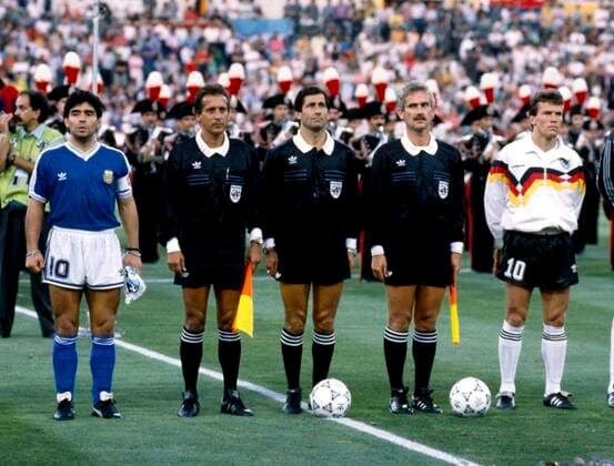 Fußball-Weltmeisterschaft 1990 8 7 1990 Fußball-Weltmeisterschaft 1990 Westdeutschland gegen Argentinien Diego Maradona und Lother Matthäus stellen sich auf beiden Seiten der Spielleitung auf Foto Mark Leech Abseits Rom Italien  Copyright: xMarkxLeechxOffside al