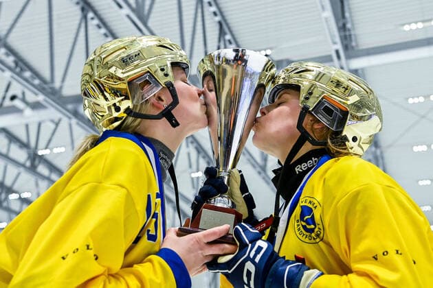 220327 Players of Sweden celebrates winning the WomenÂ s Bandy World Championship final match between Sweden and Norway on March 27, 2022 in Aby Photo Jonas Ljungdahl BILDBYRAN COP 144 JO0109 bandy womenÂ s world championship final sweden norway bbeng Jubel världsmästare vm guld,  Copyright: JONASxLJUNGDAHL BB220327JO036