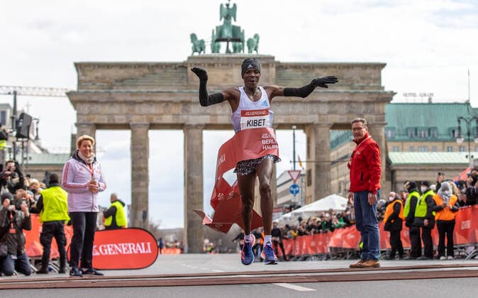 Berlin, 03 04 22, Athletics, Generali Berlin Half Marathon 2022 Alex Kibet from Kenya runs with 58 55 as the first to the finish line and wins the Berlin Half Marathon Generali Berlin Half Marathon 2022