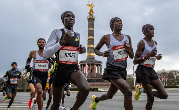 Berlin, 03 04 22, Athletics, Generali Berlin Half Marathon 2022 v l Amanal Petros from Germany and Vincent Kibet from Kenya run past the victory column Generali Berlin Half Marathon 2022