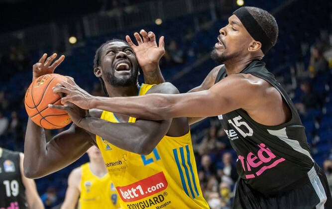 04 04 2022, Berlin, Basketball, 1 Bundesliga, easyCredit BBL, Hauptrunde, 28 Spieltag, Mercedes Benz Arena ALBA Berlin Medi Bayreuth ALBAs Christ Koumadje l fights against Terry Allen of Medi Bayreuth for the ball ALBA Berlin Medi Bayreuth