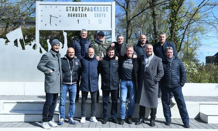 Soccer Cup Winners of 1995 on 03 04 2022 to visit the BORUSSIA PARK in Mönchengladbach The Cup Winners of 1995 visit the former Bökelberg Back row f l n r Joachim Stadler Jörg Neun Karlheinz Pflipsen Christian Hochstätter Michael Klinkert Front row f l n r Heiko Herrlich Martin Schneider Peter Wynhoff Peter Nielsen Jörg Kaessmann Patrik Andersson Bernd Krauss xRx
