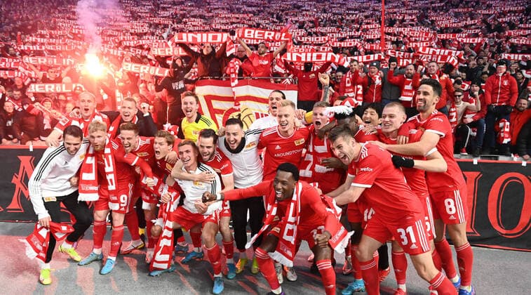 Football, men, 1 Bundesliga, season 2021 22, 29 match day , Hertha BSC 1 FC Union Berlin, Union, cheering after the final whistle with the fans, 09 04 2022, Copyright: xMatthiasxKochx