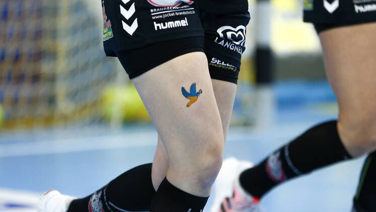 The players of HL Buchholz 08 Rosengarten wear on the right thigh the image of a peace dove in the colors of the Ukrainian flag, flag, dove, tattoo, decal, Ukraine war, war, conflict, sign, symbol peace, commemoration of the victims of the war in the Urkaine, 10 04 2022, Oldenburg Germany , Handball, Bundesliga Women, VfL Oldenburg HL Buchholz 08 Rosengarten xobx