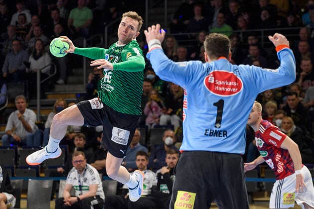 v l Lasse Andersson Fuechse Berlin, 11 , Domenico Ebner TSV Hannover Burgdorf, 01 , duel, action, fight, throw, air, jump GER, Fuechse Berlin vs TSV Hannover Burgdorf, Handball 1 Bundesliga Maenner, Matchday, Season 2021 2022, 10 04 2022, GER, Fuechse Berlin vs TSV Hannover Burgdorf, Handball 1 Bundesliga Maenner, Matchday, Season 2021 2022, 10 04 2022, Berlin Copyright: xEibner-Pressefoto UwexKochx EP_UKH