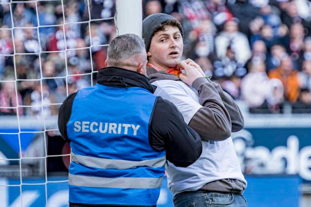 Football Bundesliga, Eintracht Frankfurt vs SC Freiburg, Deutsche Bank Park, Frankfurt, 10 04 2022 Activist tied to the goal, Eintracht Frankfurt vs SC Freiburg, Frankfurt, Deutsche Bank Park, 10 4 2022 Copyright: xBEAUTIFULxSPORTS Gawlikx