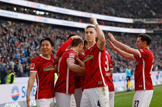 10 04 2022, Football, Bundesliga, Matchday 29, Eintracht Frankfurt SC Freiburg, GER, Frankfurt am Main, Deutsche Bank Park Picture v li Woo yeong Jeong SC Freiburg , Goal scorer Nils Petersen SC Freiburg , Nico Schlotterbeck SC Freiburg and Lukas Kuebler SC Freiburg , cheering after the goal to 2 1, cheering, cheering, cheering, emotions DFL REGULATES PROHIBIT ANY USE OF PHOTOGRAPHS AS IMAGE SEQUENCES AND OR QUASI VIDEO Copyright: HMBxMedia xHeikoxBecker