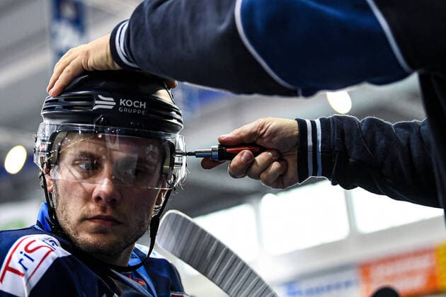 Ice hockey, men, DEL, season 2021 2022, playoff, quarterfinals, game 1, Straubing Tigers Adler Mannheim, 10 04 2022 at Parker Tuomie 6 Straubing Tigers is still tightened the visor screw Straubing Eisstadion am Pulverturm Bayern Germany