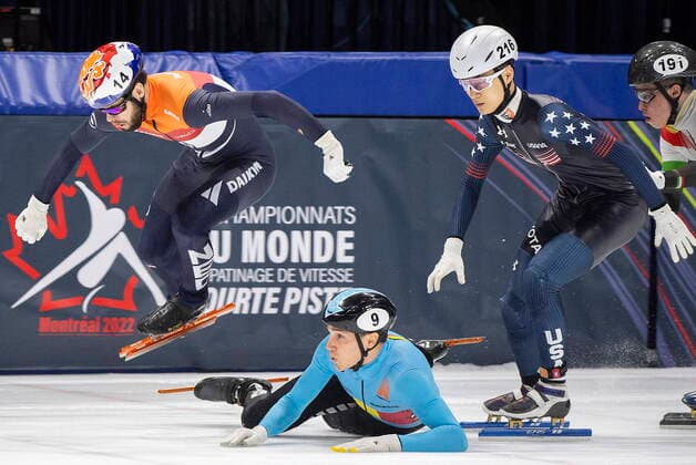 Bilder des Jahres 2022, Sport 04 April Sport Themen der Woche KW14 Sport Bilder des Tages Short Track, WM in Montreal April 10, 2022, Montreal, PQ, Canada: Sjinkie Knegt of the Netherlands (14) leaps over Stijn Desmet of Belgium (9) during the 1000-metre quarter-final at the ISU World Short Track Speed skating, Eisschnelllauf Championships in Montreal, Sunday April 10, 2022. Sjinkie Knegt, Stijn Desmet, - ZUMAc35_ 20220410_zaf_c35_025 Copyright: xGrahamxHughesx
