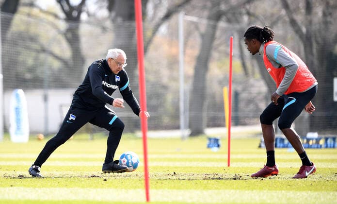 Football, men, season 2021 2022, 1 Bundesliga, Hertha BSC, training, v l coach Felix Magath Hertha BSC , Dedryck Boyata Hertha BSC , 11 04 2022, Copyright: xSebastianxRäppold MatthiasxKochx