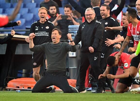 ROTTERDAM PSV Eindhoven coach Roger Schmidt celebrates the 2 1 victory during the Dutch TOTO KNVB Cup Final match between PSV and AJAX at Stadion de Kuip on April 17, 2022 in Rotterdam, Netherlands ANP OLAF KRAAK Dutch Toto KNVB Cup Final 2022 xVIxANPxSportx xxANPxIVx 447239237 originalFilename: 447239237.jpg