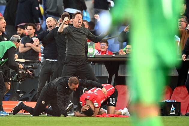 ROTTERDAM PSV Eindhoven coach Roger Schmidt celebrates the 2 1 victory during the Dutch TOTO KNVB Cup Final match between PSV and AJAX at Stadion de Kuip on April 17, 2022 in Rotterdam, Netherlands ANP OLAF KRAAK Dutch Toto KNVB Cup Final 2022 xVIxANPxSportx xxANPxIVx 447240554 originalFilename: 447240554.jpg