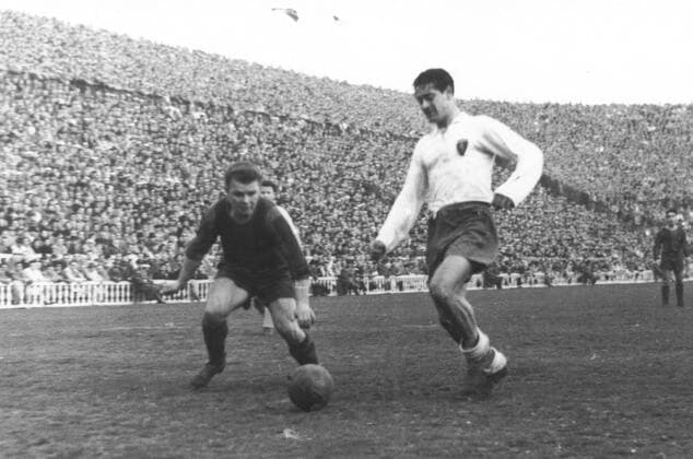 Los dos jugadores pelean el balon y estuvieron en pugna toda la tarde. Ladislao Kubala FC Barcelona, Barca 