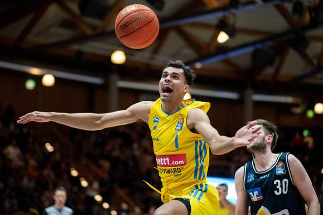 Oscar da Silva Alba Berlin on the ball aergert, GER, HAKRO Merlins Crailsheim vs ALBA Berlin, Basketball BBL Bundesliga, 12 Spieltag, 20 04 2022, Spielzeit 2021 2022 GER, HAKRO Merlins Crailsheim vs ALBA Berlin, Basketball BBL Bundesliga, 12 Spieltag, 20 04 2022, Spielzeit 2021 2022 Copyright: xEibner Memmlerx EP_MMR