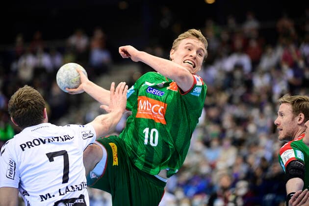 Gisli Kristjansson SC Magdeburg, 10 vs Magnus Landin Jacobsen THW Kiel, 7 , Handball, Men, THW Kiel vs SC Magdeburg, REWE Final4, Final, DHB Cup, Season 2021 2022, 24 04 22 Hamburg Barclays Arena Hamburg Germany