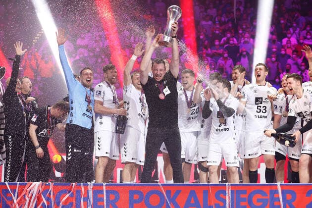 23 04 2022, xgox, handball DHB Cup semifinal, SC Magdeburg HC Erlangen emspor, f l Filip Jicha Kiel, coach jubilation over the victory, jubilation after the end of the game Hamburg