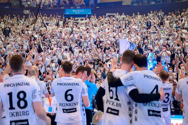 Hamburg, Germany 24 April 2022 Handball DHB Cup 21 22 final THW Kiel vs SC Magdeburg fan curve fans fan block THW Kiel Hamburg Barclays Arena Hamburg Germany