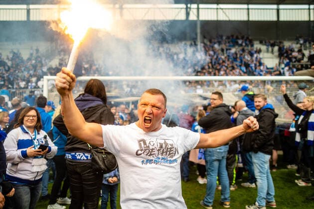 FB 3L 1 FC Magdeburg FSV Zwickau fan of 1 FC Magdeburg on the lawn during the 2021 2022 season in the 3 Liga men for the 35 match day between 1 FC Magdeburg and FSV Zwickau at MDCC Arena on April 24, 2022 in Magdeburg, Saxony Anhalt, Germany DFL and DFB REGULATES PROHIBIT ANY USE OF PHOTOGRAPHS as IMAGE SEQUENCES and or QUASI VIDEO