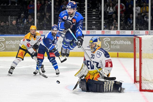 Marcus Krueger, ZSC, re Goalkeeper Leonardo Genoni, EVZ, hi Topscorer Jan Kovar, EVZ, Justin Azevedo, ZSC, ZSC Lions EV Zug, National League, Ice Hockey, 25 04 2022