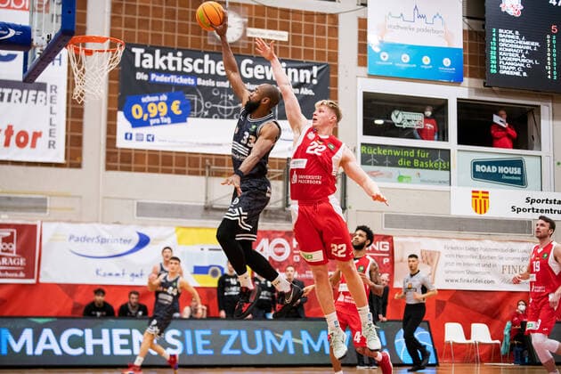 BARMER 2 Basketsball Bundesliga ProA season 2021 2022 playoff quarterfinals game 4 on 29 4 22 Uni Baskets Paderborn vs Medipolis SC Jena v li Brandon Thomas Jena with the dunk against Aaron Kayser Paderborn Sparkassen Arena