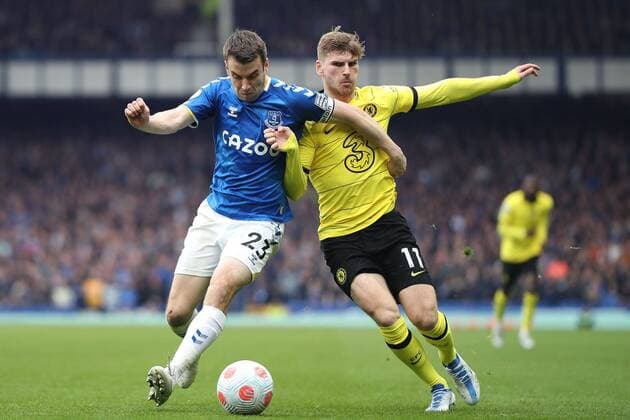 Bilder des Jahres 2022, Sport 05 Mai Sport Themen der Woche KW17 Sport Bilder des Tages Mandatory Credit: Photo by Paul Greenwood Shutterstock (12917095bs) Seamus Coleman of Everton and Timo Werner of Chelsea Everton v Chelsea, Premier League, Football, Goodison Park, Liverpool, UK - 01 May 2022 EDITORIAL USE ONLY No use with unauthorised audio, video, data, fixture lists, club league logos or live services. Online in-match use limited to 120 images, no video emulation. No use in betting, games or single club league player publications. Everton v Chelsea, Premier League, Football, Goodison Park, Liverpool, UK - 01 May 2022 EDITORIAL USE ONLY No use with unauthorised audio, video, data, fixture lists, club league logos or live services. Online in-match use limited to 120 images, no video emulation. No use in betting, games or single club league player publications. Copyright: xPaulxGreenwood Shutterstockx 12917095bs