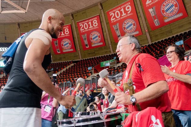 Wuerzburgs 7 KING drums farewell with Bayern fans in front of banners of his greatest successes basketball, FC Bayern Wuerzburg, on 1 05 2022, Basketball Bundesliga, FC Bayern Munich basketball s Oliver Würzburg, season 2021 2022 Munich, A U D I D O M E, Germany Source Copyright Credit Oryk HAIST xx