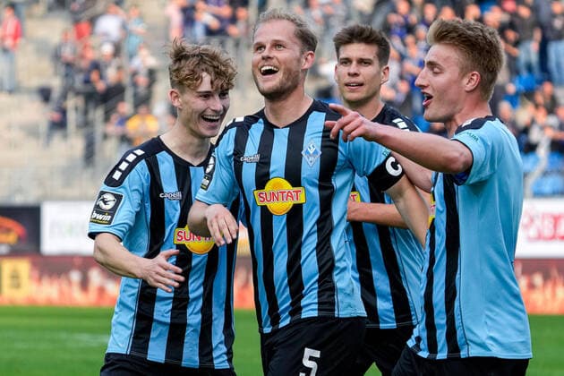 f li Dominik Kother SVWM, 34 , Goal scorer Marcel Seegert SVWM, 5 , Alexander Rossipal SVWM, 21 , Fridolin Wagner SVWM, 8 , Players from SV Waldhof Mannheim SVWM , jubilate over the goal to 1 0, jubilation, goal celebration, celebrate the goal, goal, celebration, celebration about the goal, optimistic, game scene, highlight, action, 02 05 2022, Mannheim Germany , football, 3 Liga, SV Waldhof Mannheim MSV Duisburg, DFB DFL REGULATES PROHIBIT ANY USE OF PHOTOGRAPHS AS IMAGE SEQUENCES AND OR QUASI VIDEO xozx