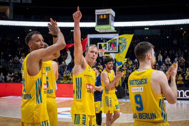 Basketball Berlin 04 05 2022 Season 2021 2022 easyCredit BBL 1 Bundesliga Alba Berlin JobStairs Giessen 46ers Cheers Louis Olinde Alba Berlin, No 19 Luke Sikma Alba Berlin, No 43 Jonas Mattisseck Alba Berlin, No 09